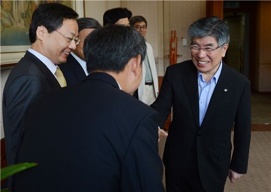 [포토] 악수 나누는 김중수 한국은행 총재