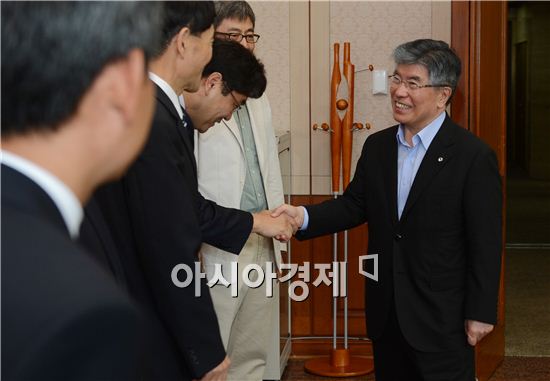 [포토] 악수 나누는 김중수 한국은행 총재