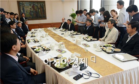 김중수 한국은행 총재가 27일 오전 서울 중구 한국은행에서 열린 경제동향간담회에 참석해 인사들과 대화를 나누고 있다. 이날 경제동향간담회에는 김윤기 대신경제연구소 대표이사, 김진영 고려대학교 교수, 박대근 한양대학교 교수, 박종웅 대한석유협회장, 이인재 한국노동연구원장, 전현철 한국중견기업연합회 상근부회장 등이 참석했다.