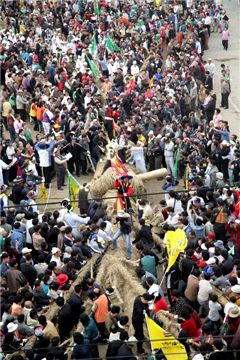 지난 4월 당진에서 20여만명이 참가한 가운데 열린 ‘2012 기지시줄다리기 민속축제’ 모습