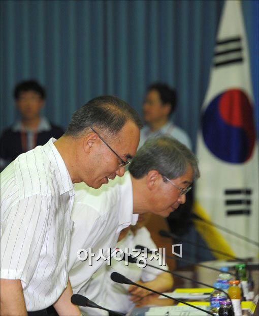 [포토] 위기관리대책회의 참석하는 박재완 장관