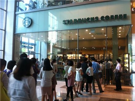 ▲27일 서울 영등포구 여의동에 위치한 한 스타벅스 매장. 반값 할인된 커피를 사려는 사람들로 긴 줄이 섰다.