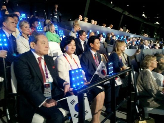 이건희 삼성 회장(IOC 위원)이 27일 저녁(현지시간) 런던올림픽 개막식에 참석해 입장하는 한국 선수단을 응원하고 있다. 사진 왼쪽 첫번째가 이건희 회장, 두번째가 홍라희 리움미술관 관장
