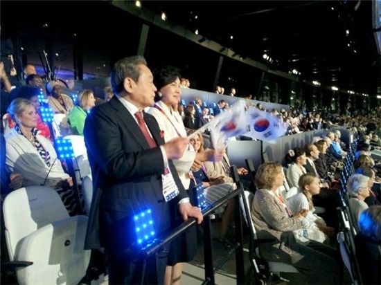 이건희 삼성 회장(IOC 위원)이 27일 저녁(현지시간) 런던올림픽 개막식에 참석해 입장하는 한국 선수단을 응원하고 있다. 사진 왼쪽이 이건희 회장, 오른쪽이 홍라희 리움미술관 관장.