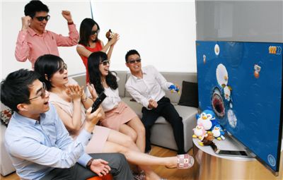 LG전자 직원들이 스마트TV 전용 3D 게임 '에어 펭귄'을 즐기고 있다. 


