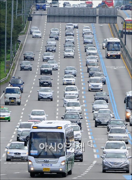 [포토] 산으로, 바다로 떠나는 차량들