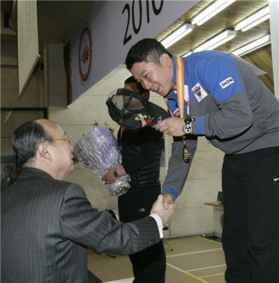 김승연 회장이 한화회장배 전국사격대회에서 금메달을 획득한 진종오 선수와 악수를 나누고 있다.  


