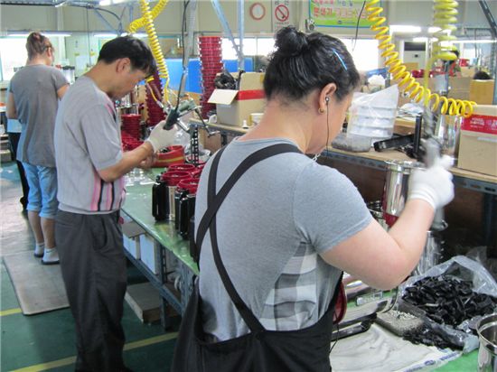 대성아트론의 직원들이 분쇄믹서기 '대성헬스믹(DA 5000)'에 들어가는 부품을 조립하고 품질 검사 등의 작업을 하고 있다.
