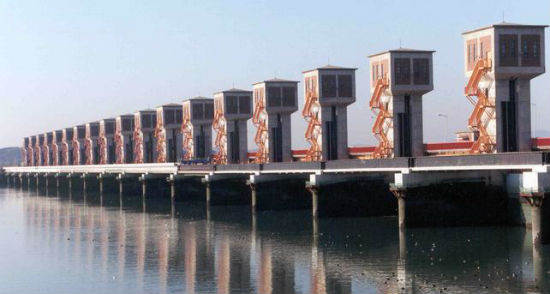 금강하굿둑 모습.  전체길이는 1841m로 1990년 완공됐다. 한해 3억6000만t의 담수를 공급한다. 