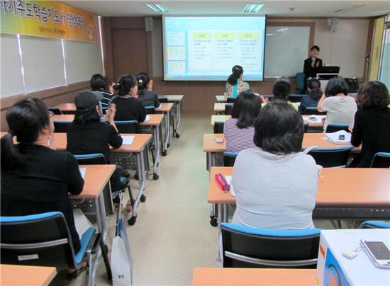성북구가 학생들의 자기주도학습을 이끌 전문가를 양성하기 위해 자기주도학습지도사 양성과정을 운영한다. 사진은 지난해 과정 모습.
