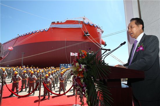 [포토]STX다롄, 세계 최대 광물운반선 명명식