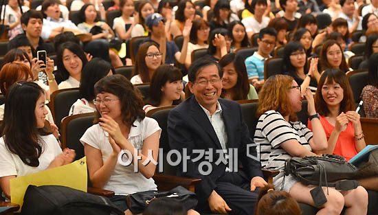 [포토]학생들과 밝게 웃는 박원순