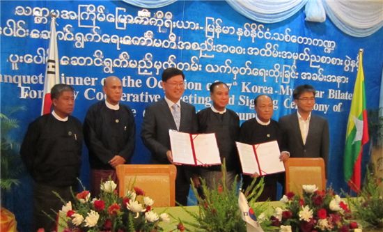 한-미얀마 산림협력회의에서 김남균(왼쪽에서 3번재) 산림청 차장 등 두 나라 관계자들이 합의서를 펼쳐들고 기념사진을 찍고 있다.