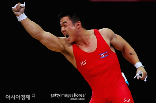 2012 런던올림픽 역도 남자 62kg급 경기에서 합계 세계신기록(324kg)을 들어 올리며 금메달을 획득한 북한의 김은국[사진=Getty Images/멀티비츠]