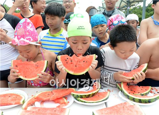 31일 오전 서초구 양재천 수영장에서 열린 수박빨리먹기대회에 참가한 어린이들이 신나게 수박을 먹고 있다.
