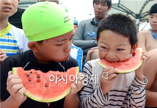 31일 오전 서초구 양재천 수영장에서 열린 수박빨리먹기대회에 참가한 어린이들이 신나게 수박을 먹고 있다.