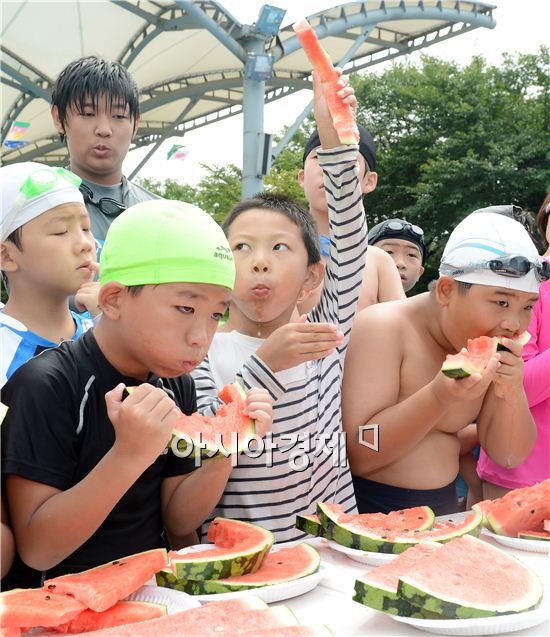 31일 오전 서초구 양재천 수영장에서 열린 수박빨리먹기대회에 참가한 한 어린이가 수박을 다 먹은 뒤 남은 껍질을 들어보이고 있다.