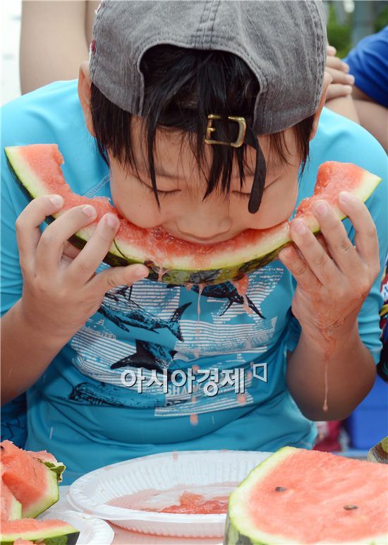 31일 오전 서초구 양재천 수영장에서 열린 수박빨리먹기대회에 참가한 한 어린이가 수박을 먹고 있다.