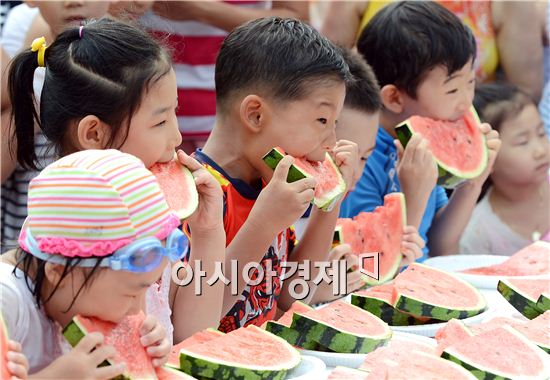 [포토] 무더위 날려버리는 수박 빨리먹기 대회