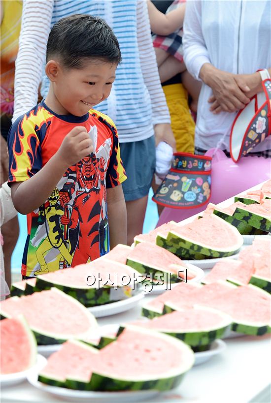31일 오전 서초구 양재천 수영장에서 열린 수박빨리먹기대회에 참가한 한 어린이가 수박을 보며 입맛을 다시고 있다.
