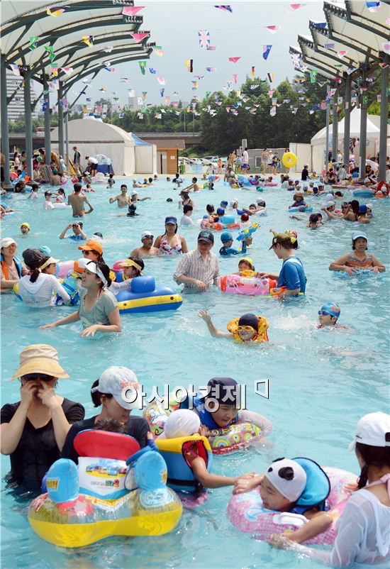 불볕더위가 계속되는 가운데 31일 오전 서초구 양재천 수영장에서 시민들이 물놀이를 즐기고 있다.