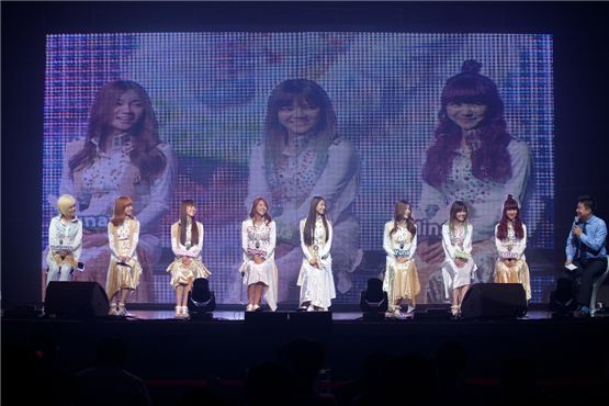 [PHOTO] New girl group AOA speaks to reporters at their debut showcase 