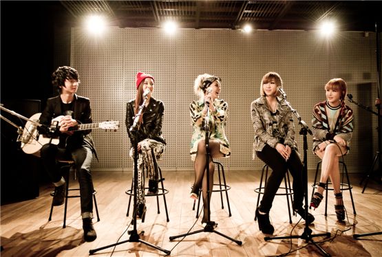 Guitarist Jung Sung-ha (left) and 2NE1's Sandara Park (second to left), CL (center), Minzy (second to right) and Park Bom (right) recording the newly arranged version of "I LOVE YOU" at a recording studio. [YG Entertainment]