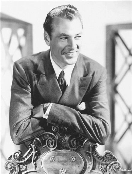 1944년 개리 쿠퍼(Gary Cooper). 할리우드의 황금시대에 남성미의 대표 아이콘이자 탱크 시계 마니아로, 탱크 바스퀼랑트 시계를 착용한 개리 쿠퍼.