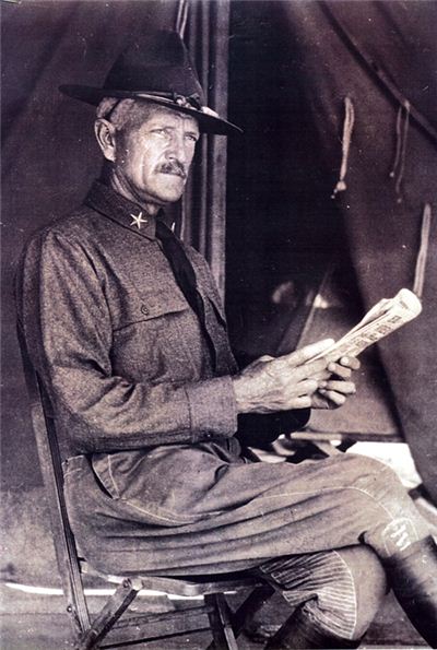 존 퍼싱(John J. Pershing) 장군, 1918 년. 루이 까르띠에는 제1차 세계대전 동안 유럽의 미국 원정군 사령관이었던 존 퍼싱 장군에게 감사의 표시로 최초의 탱크 시계를 선사했다.
