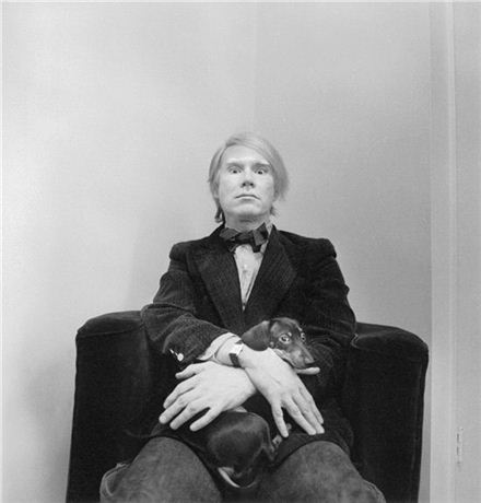 앤디 워홀(Andy Warhol), 1973년. 앤디 워홀은 "나는 시간을 보기 위해 탱크 시계를 착용하지 않는다. 태엽을 감지도 않는다. 나는 탱크 시계가 꼭 착용해야 하는 시계이기 때문에 착용한다"고 말했다.