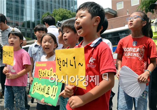 [포토] 할머니 힘내세요!