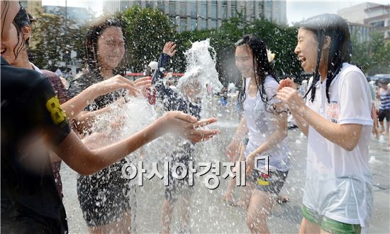 1일 전국 대부분 지역에 폭염경보가 내려진 가운데 서울 종로구 광화문광장 분수를 찾은 청소년들이 물놀이를 즐기고 있다.

