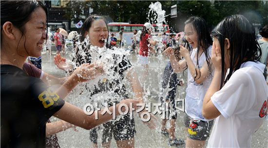 1일 전국 대부분 지역에 폭염경보가 내려진 가운데 서울 종로구 광화문광장 분수를 찾은 청소년들이 물놀이를 즐기고 있다.