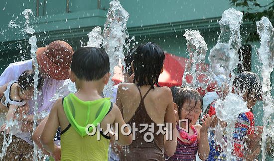 올 여름 예년보다 덥고 내달 중순부터 많은 비