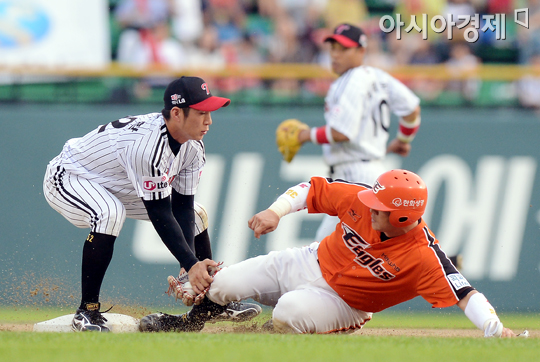 [포토] 오지환-신경현 '누가 먼저?'