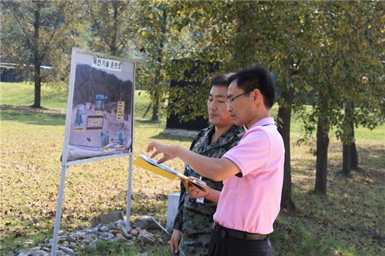 국방부가 산림청으로부터 빌려 쓰고 있는 훈련장용 산림지에 대해 산림공무원(오른쪽)이 현지조사를 벌이고 있다.