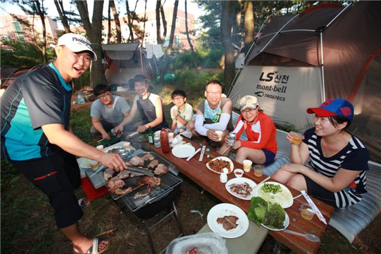 LS산전이 휴가철을 맞아 임직원들에게 대천 해수욕장에서 '캠핑' 하계 휴양소를 제공하고 나섰다. 