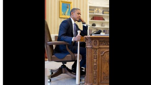 야구 방망이 쥐고 통화하는 버락 오바마 미국 대통령
