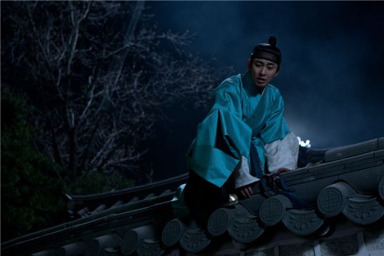 Ju Ji-hoon playing Chung-nyeong climbing over the palace wall to escape from his father's control in "I am the king," set to hit theaters on August 8, 2012. [Daisy Entertainment]