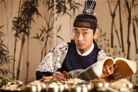 A scene of Ju Ji-hoon playing a double role of Chung-nyeong and Duk-chil in "I am the king," set to hit theaters on August 8, 2012. [Daisy Entertainment]
