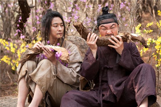 A scene of Ju Ji-hoon(left) playing Chung-nyeong, who escaped from the palace by disguising himself as a pauper, and actor Im Won-hee (right) playing the prince's warrior in "I am the king," set to hit theaters on August 8, 2012. [Daisy Entertainment]