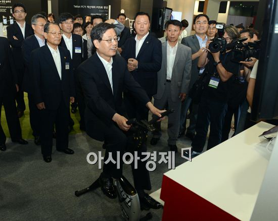 [포토] 웰니스 바이크 체험하는 김황식 총리