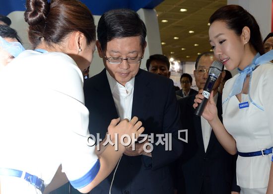 [포토] 갤럭시S3 만져보는 김황식 총리