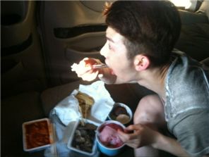2PM's Jo Kwon uploaded a photo onto his Twitter acount on August 2, showing the singer eating Korean street foods and watching the London Olympic games in his car. [Jo Kwon's official Twitter account]