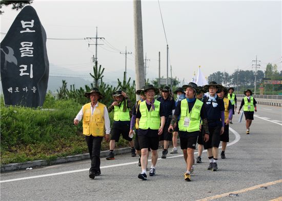 한밭대학교 국토순례 참가자들이 도로를 걷고 있다.