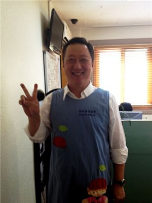 아이들 앞에 앞치마 두른 박용만 두산그룹 회장 