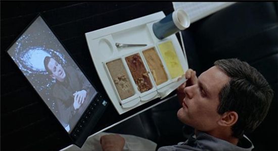 영화 스페이스 오디세이에서 우주인들이 직사각형 기기를 사용하는 장면.