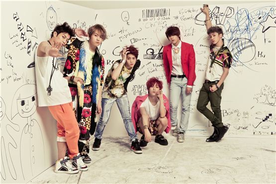 BEAST members Yoon Du-jun (left), Yong Jun-hyun (second to left), Yang Yo-seop (third to left), Jang Hyun-seung (third to right) Son Dong-woon (second to right),Lee Gi-kwang (right) are posing in a jacket photo of their fifth mini-album "Midnight Sun" [Cube Entertainment]