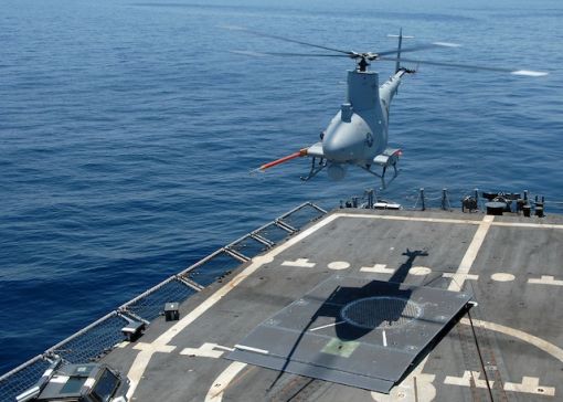 미 해군의 감시용 드론 헬기 파이어스카웃이 함정에 착함하는 모습