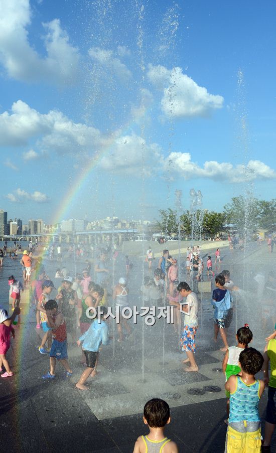 [포토] 무지개 밑에서 뛰놀자